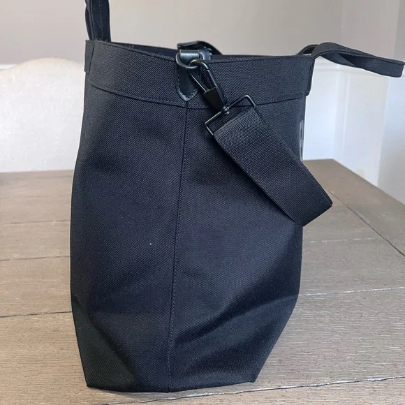 Almost New Burberry Horseferry Black Canvas Tote with Removable Shoulder Strap - Picture 4 of 9